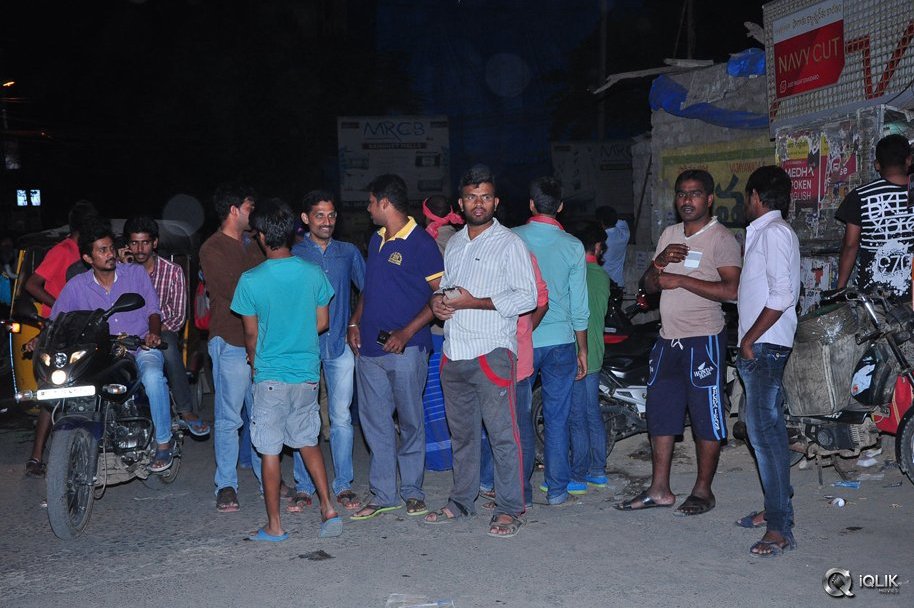 Sardaar-Gabbar-Singh-Movie-Hungama-at-Arjun-Theater